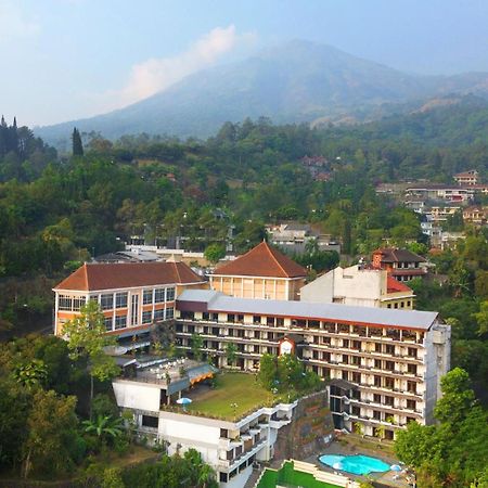 รอยัลเทรทเทสวิวโฮเต็ลแอ่นด์คอนเวนชั่น Hotel Prigen ภายนอก รูปภาพ