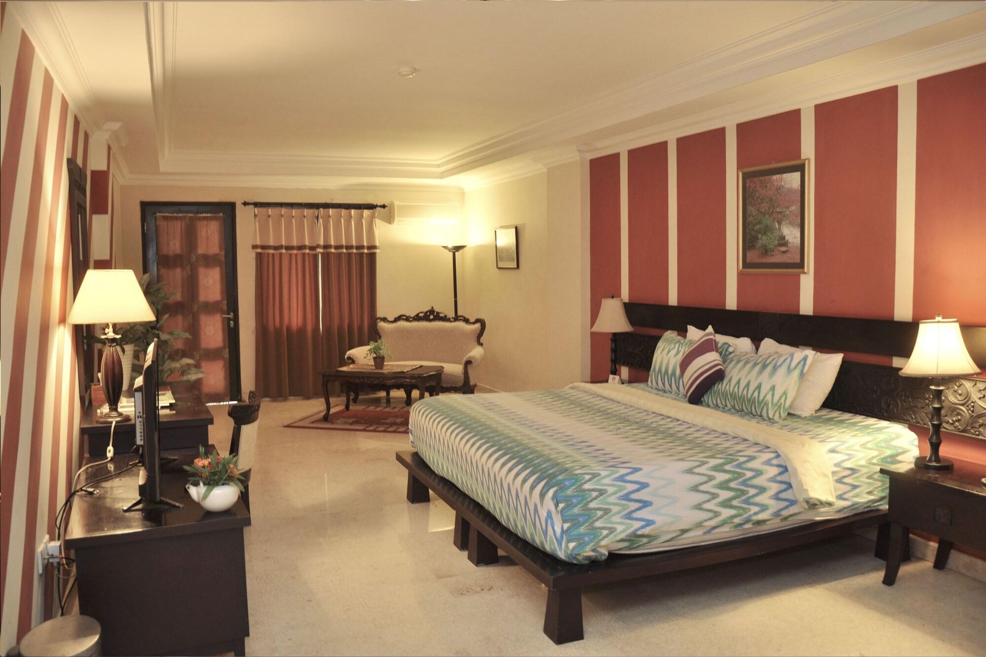 รอยัลเทรทเทสวิวโฮเต็ลแอ่นด์คอนเวนชั่น Hotel Prigen ภายนอก รูปภาพ