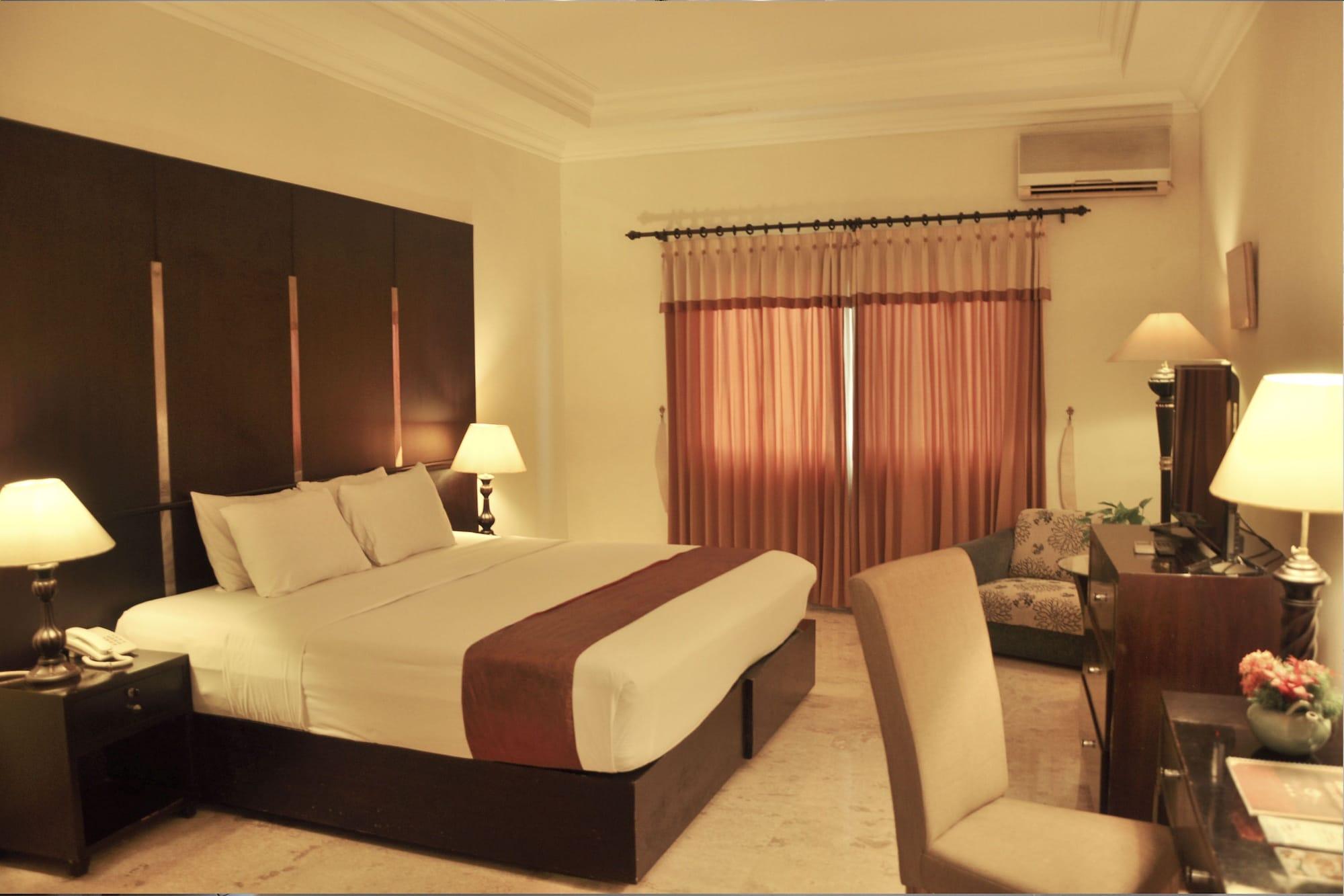 รอยัลเทรทเทสวิวโฮเต็ลแอ่นด์คอนเวนชั่น Hotel Prigen ภายนอก รูปภาพ