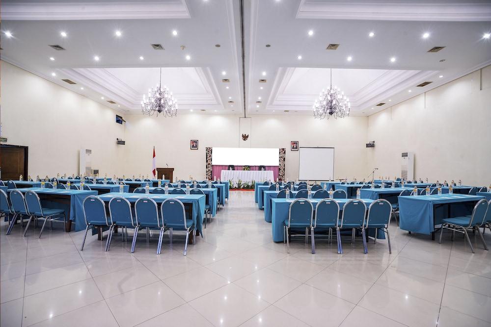 รอยัลเทรทเทสวิวโฮเต็ลแอ่นด์คอนเวนชั่น Hotel Prigen ภายนอก รูปภาพ