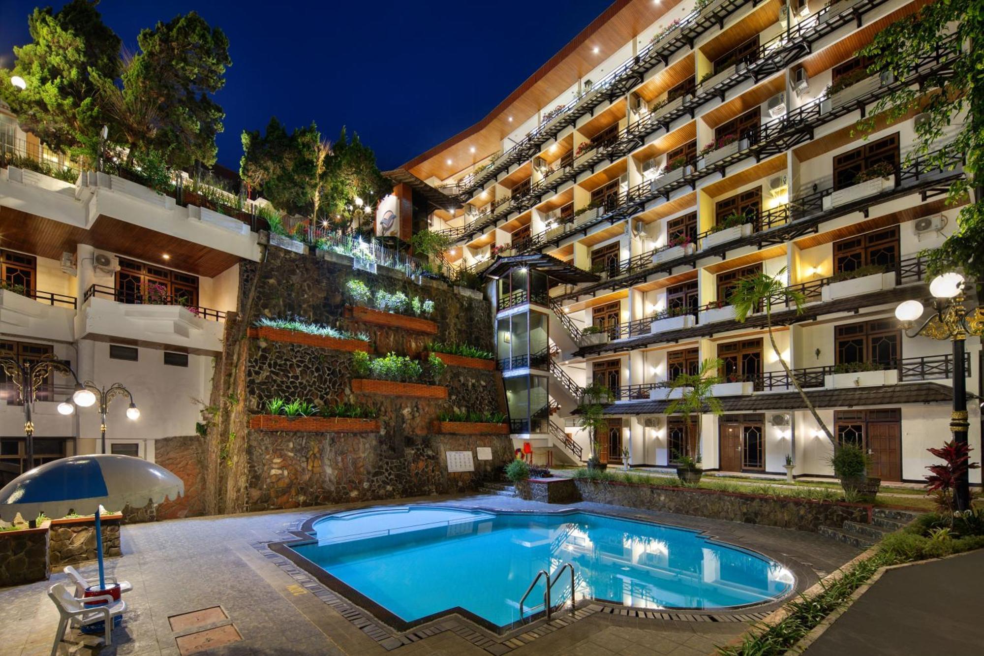 รอยัลเทรทเทสวิวโฮเต็ลแอ่นด์คอนเวนชั่น Hotel Prigen ภายนอก รูปภาพ