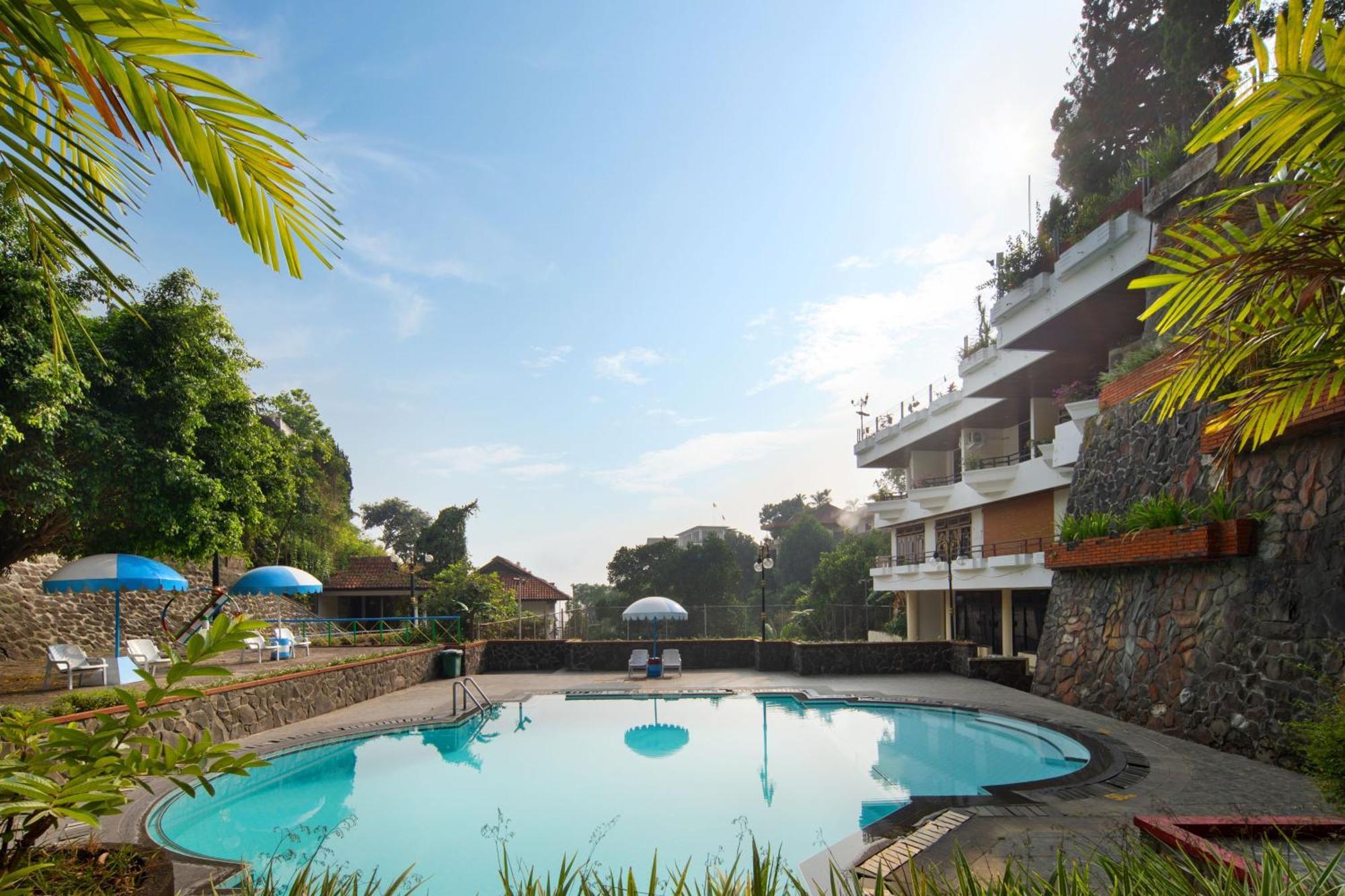 รอยัลเทรทเทสวิวโฮเต็ลแอ่นด์คอนเวนชั่น Hotel Prigen ภายนอก รูปภาพ