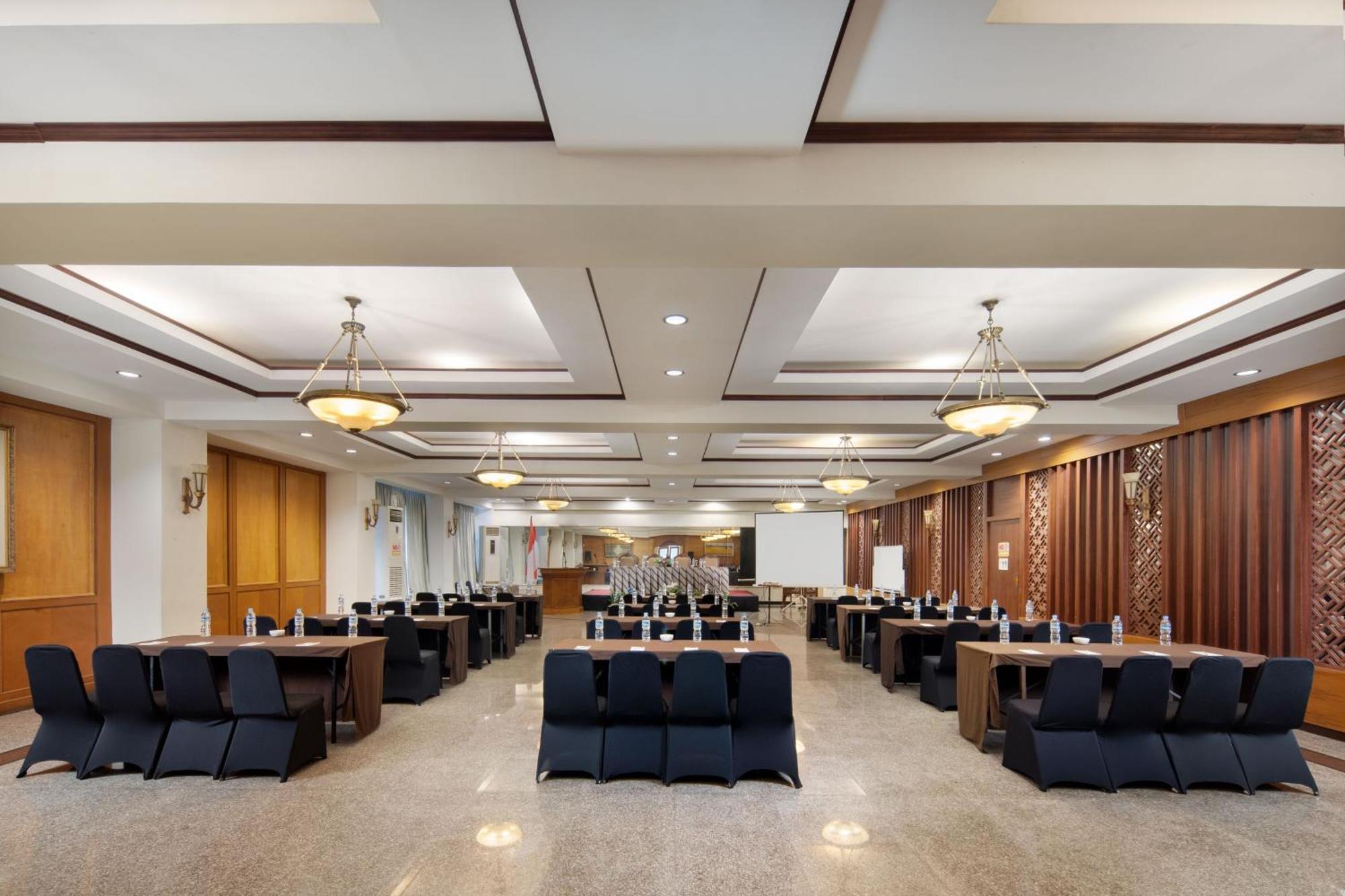 รอยัลเทรทเทสวิวโฮเต็ลแอ่นด์คอนเวนชั่น Hotel Prigen ภายนอก รูปภาพ