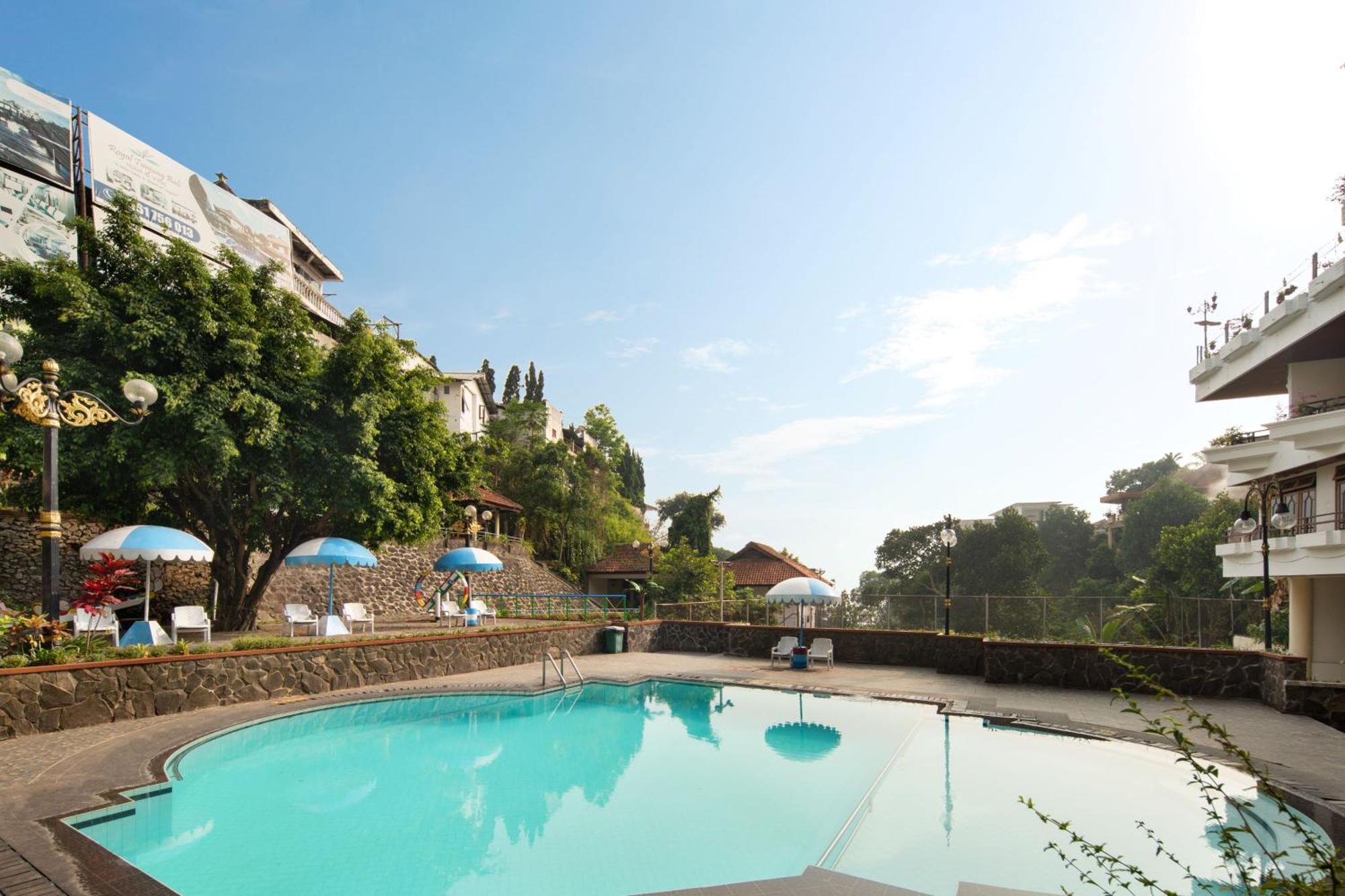 รอยัลเทรทเทสวิวโฮเต็ลแอ่นด์คอนเวนชั่น Hotel Prigen ภายนอก รูปภาพ