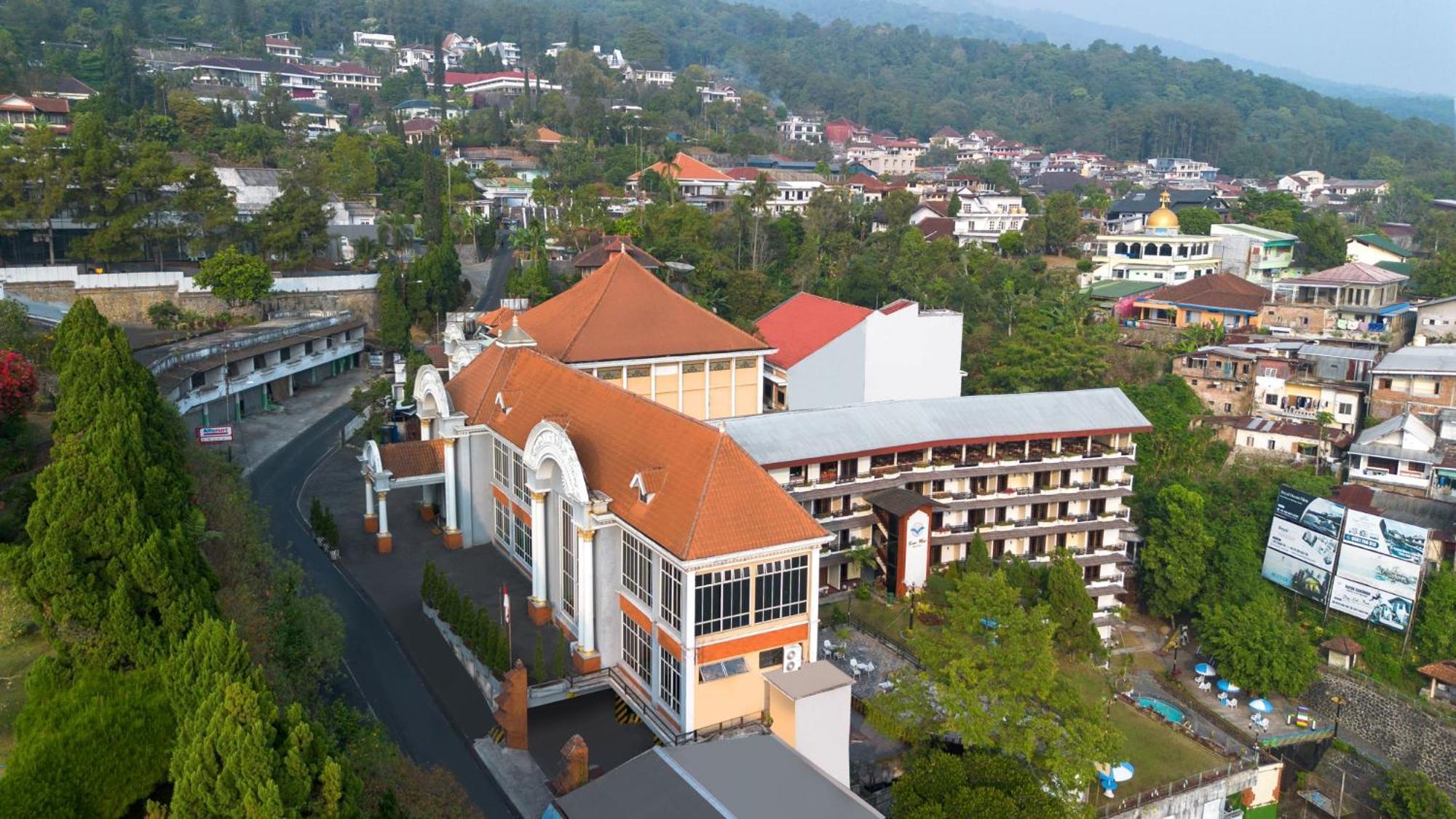 รอยัลเทรทเทสวิวโฮเต็ลแอ่นด์คอนเวนชั่น Hotel Prigen ภายนอก รูปภาพ