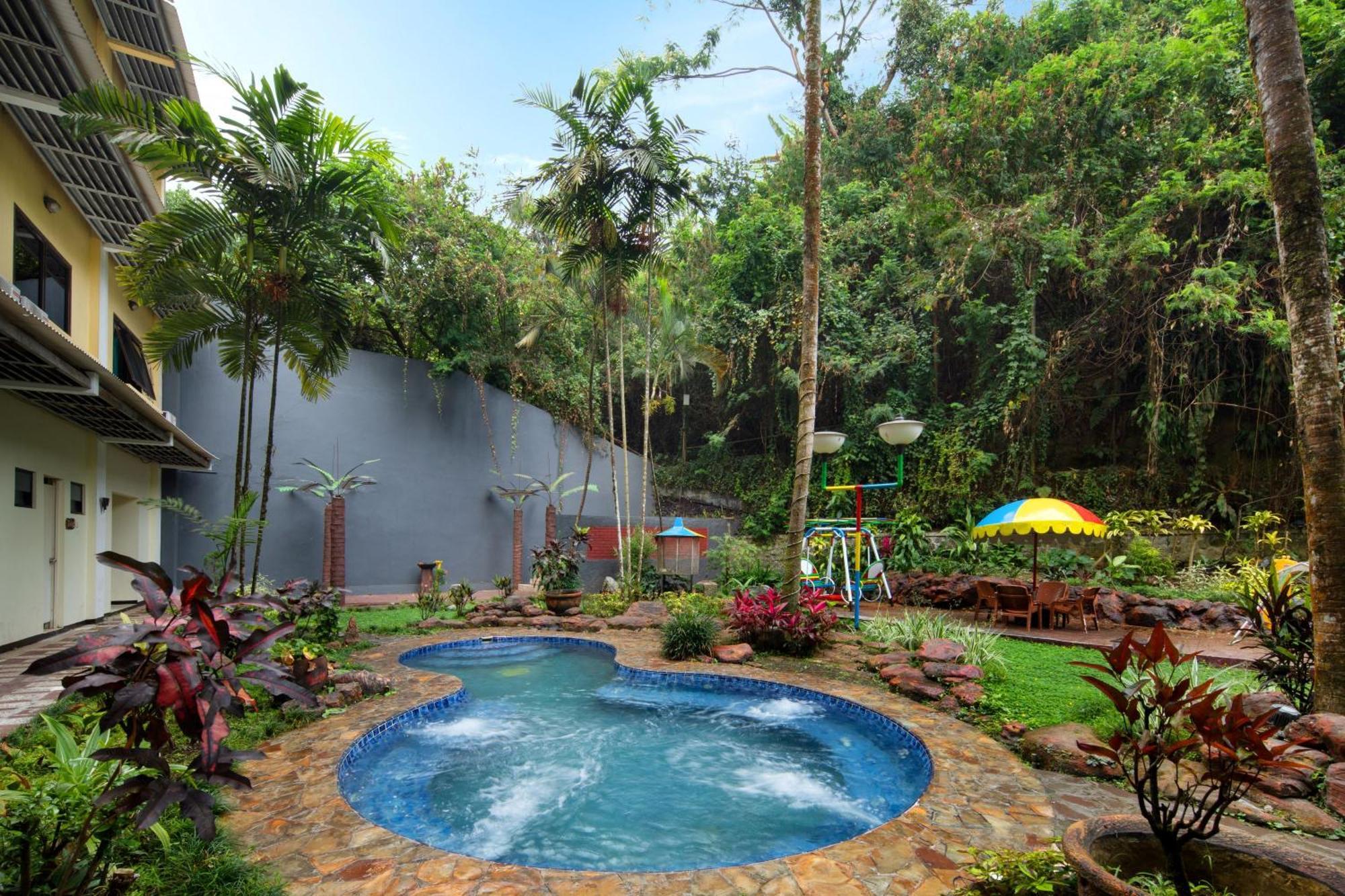 รอยัลเทรทเทสวิวโฮเต็ลแอ่นด์คอนเวนชั่น Hotel Prigen ภายนอก รูปภาพ