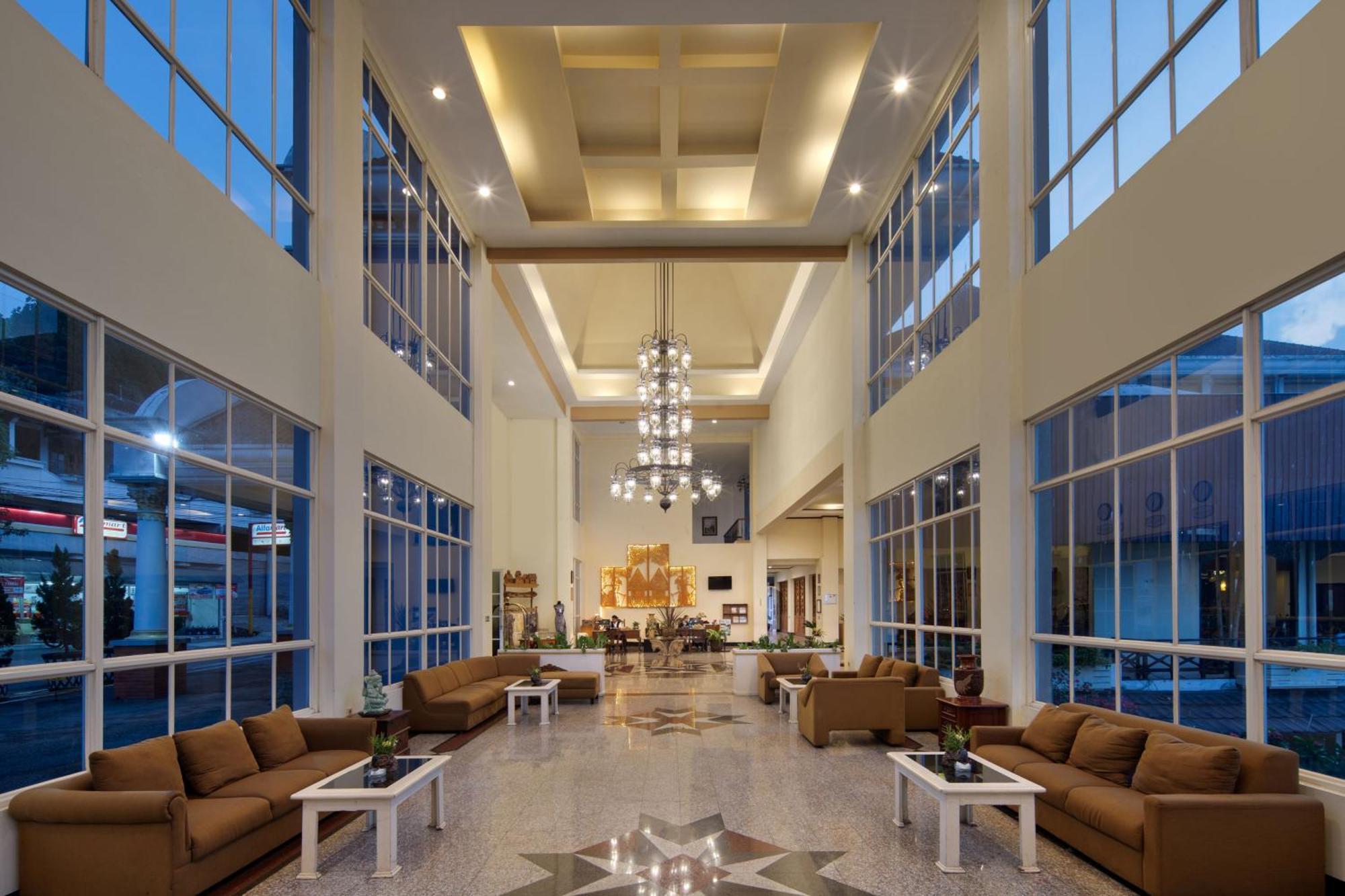 รอยัลเทรทเทสวิวโฮเต็ลแอ่นด์คอนเวนชั่น Hotel Prigen ภายนอก รูปภาพ