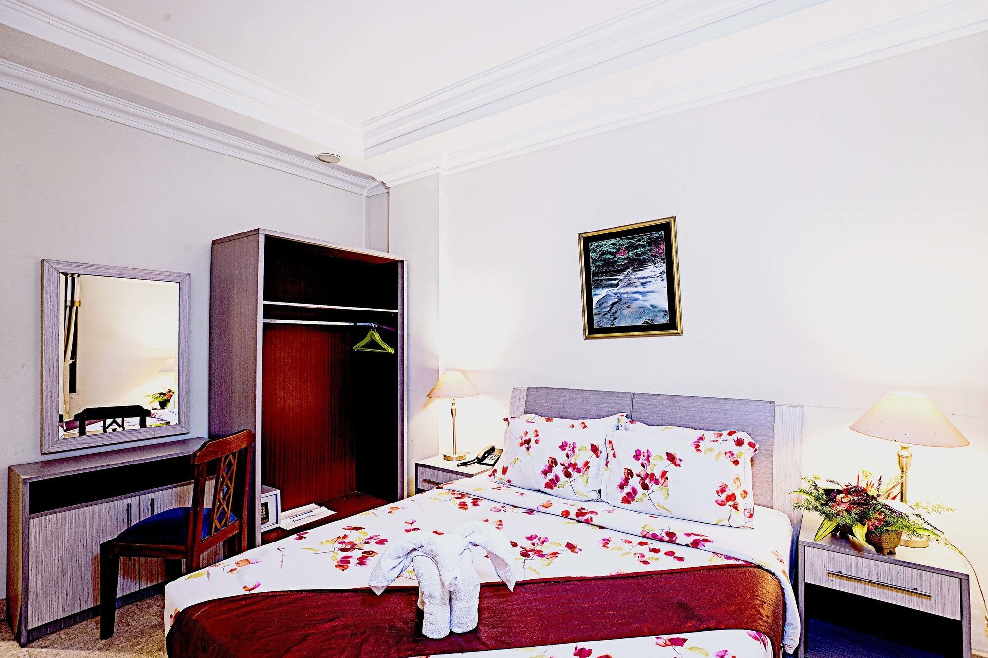 รอยัลเทรทเทสวิวโฮเต็ลแอ่นด์คอนเวนชั่น Hotel Prigen ภายนอก รูปภาพ