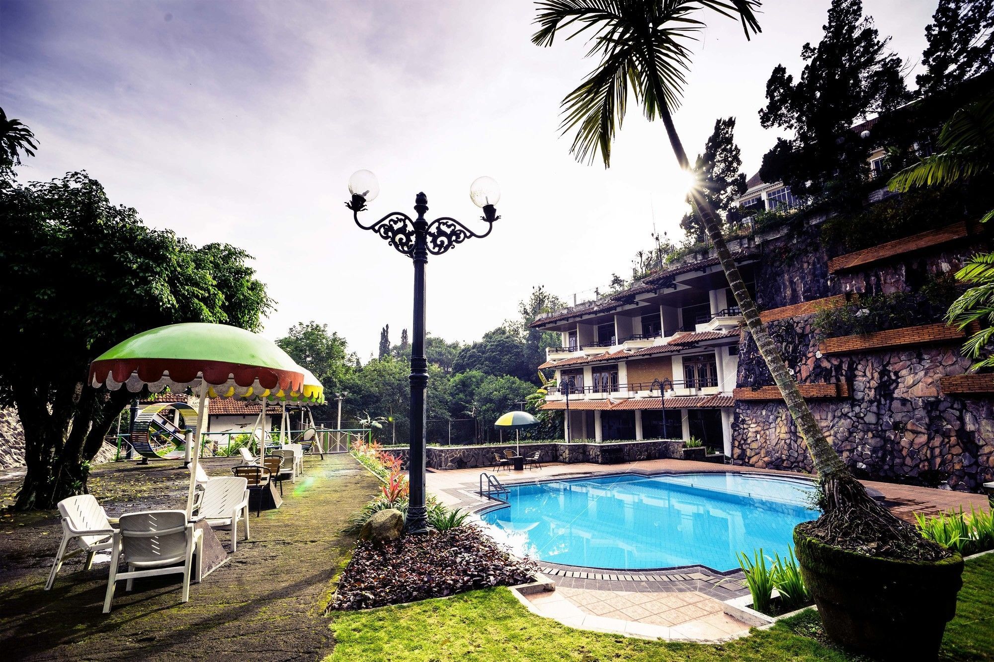 รอยัลเทรทเทสวิวโฮเต็ลแอ่นด์คอนเวนชั่น Hotel Prigen ภายนอก รูปภาพ