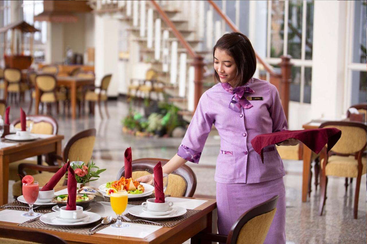 รอยัลเทรทเทสวิวโฮเต็ลแอ่นด์คอนเวนชั่น Hotel Prigen ภายนอก รูปภาพ